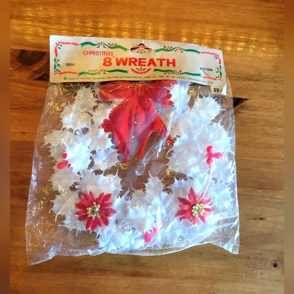 NIP NOS Vintage 1984 white holly ivy and poinsettia wreath